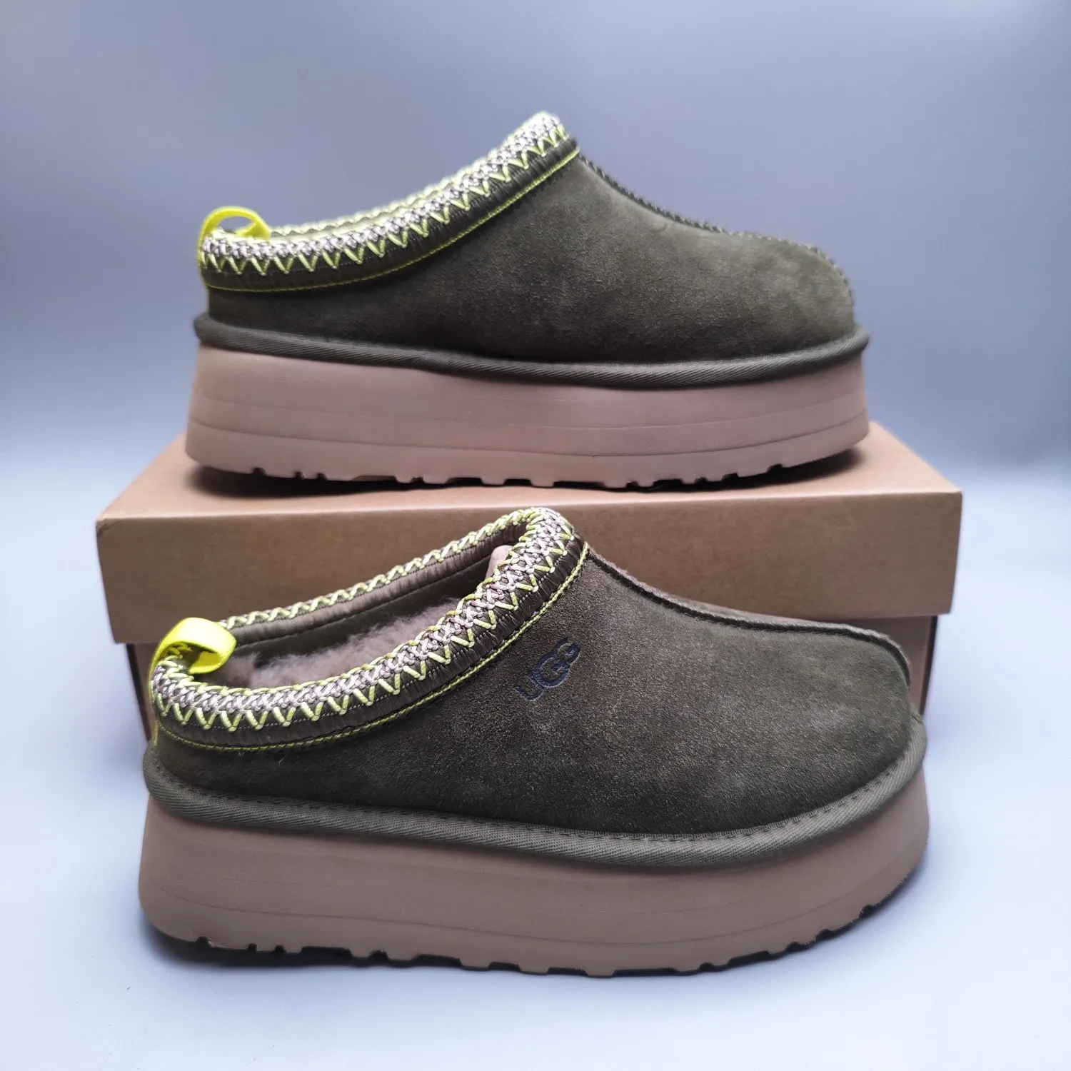 💰440 UGG sheepskin all-in-one snow boots 2553 co-branded national trend style thick-soled one-leg women’s snow boots🐾~ 🍭 A co-branded trendy item launched with well-known designer brands Feng Chen Wang and TELFAR. Zhou Dongyu & Wang Jiaer’s same style Fang Kete boots. The slip-on design makes it easy to put on and take off, and can be used indoors or outdoors. The exotic edging design is eye-catching, and it is definitely worth buying~ 🍭Material: cowhide➕sheep fur Outsole: rubber (light wing technology) 🍭Color: black, maroon, sand, dark green, light gray, chocolate, beige, walnut, brown, dark gray, red 🍭Number of codes: 35-42